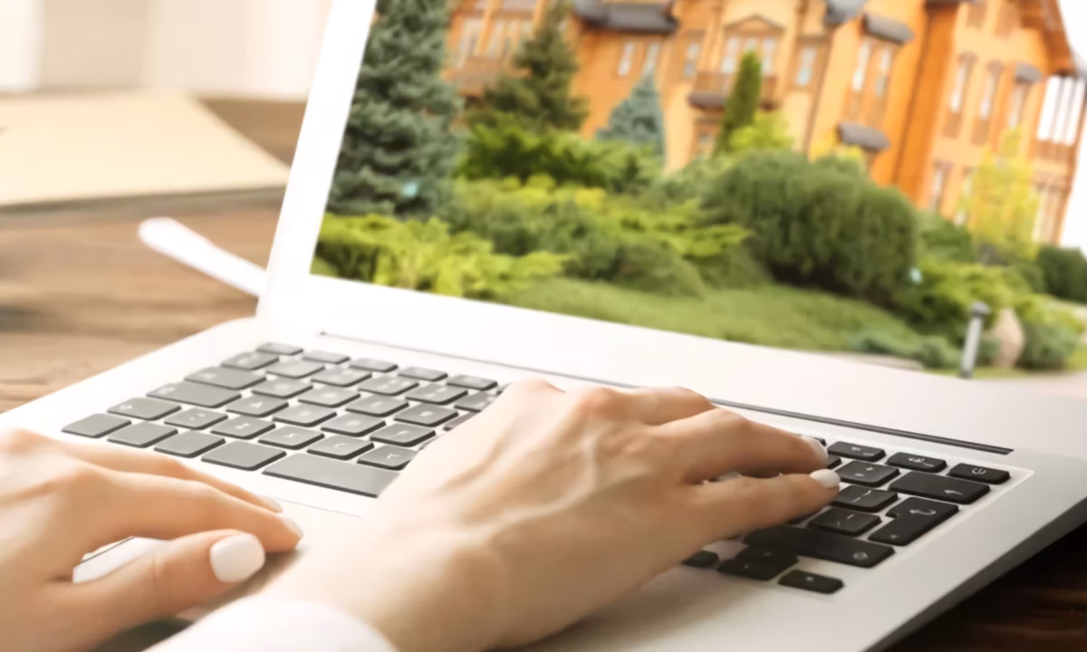 A luxury real estate agent is working on her website to improve conversion rates.