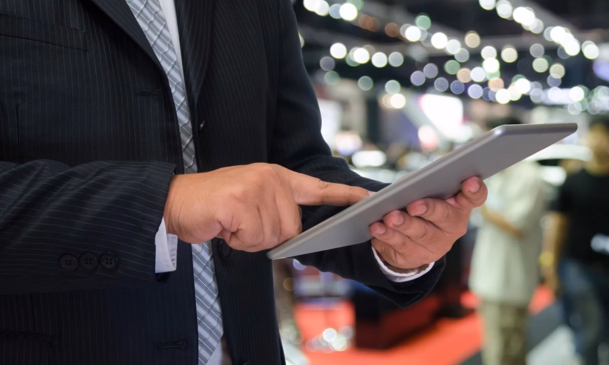 A real estate agent managing his database to keep them engaged.