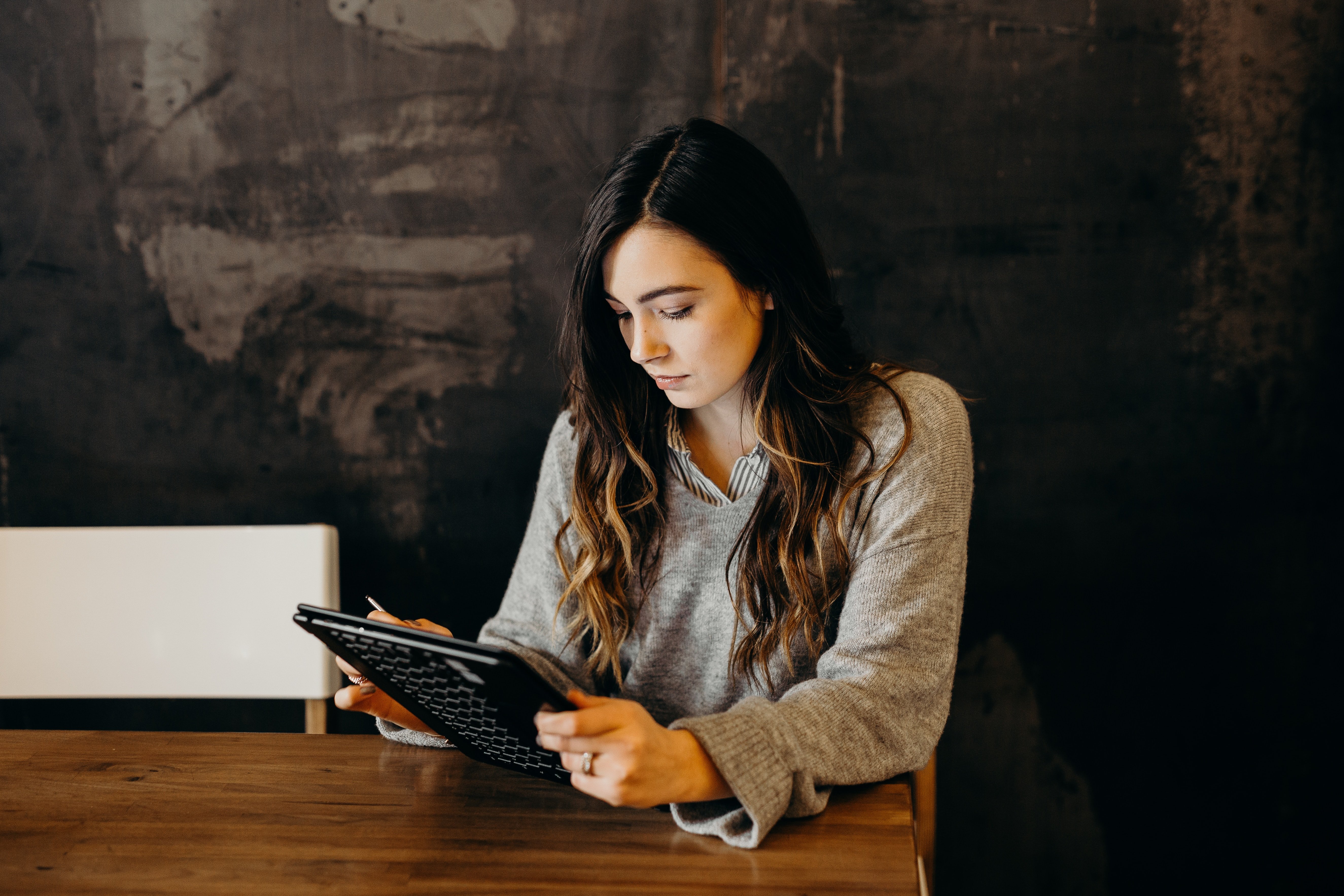 digital marketing expert working on tablet in coffee shop