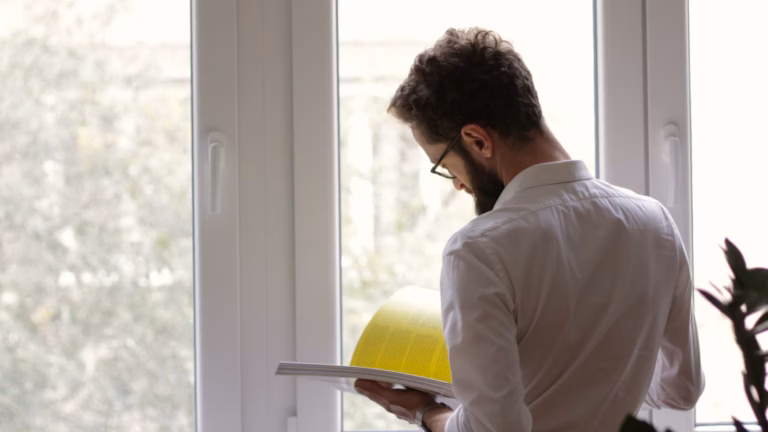 aspiring agent reading up on how to become a part-time real estate agent
