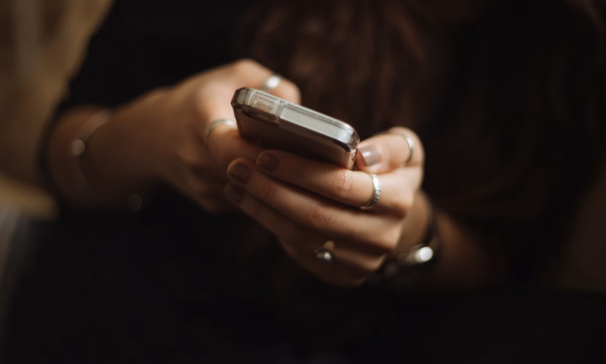 A person texts with a chatbot on their smartphone, illustrating AI lead nurturing in practice