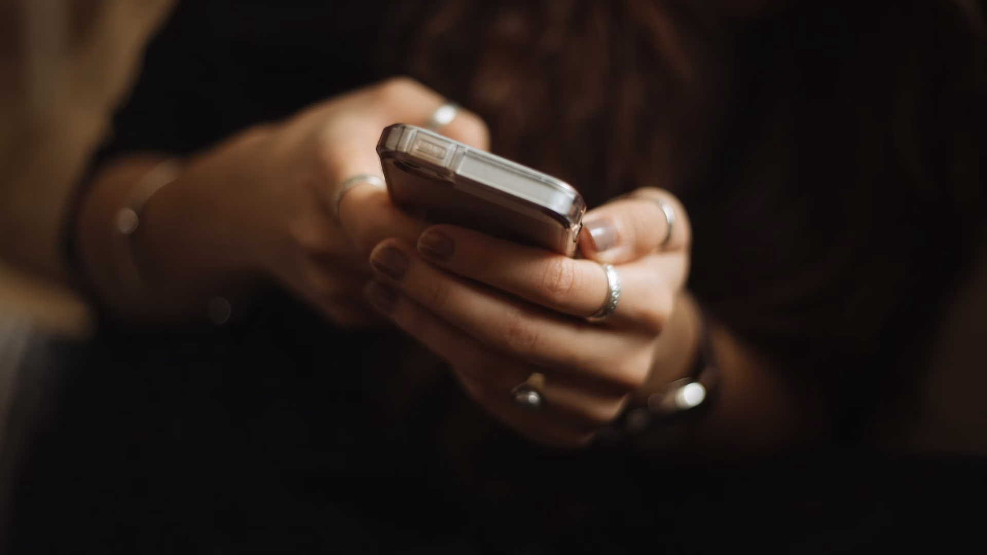 A person texts with a chatbot on their smartphone, illustrating AI lead nurturing in practice