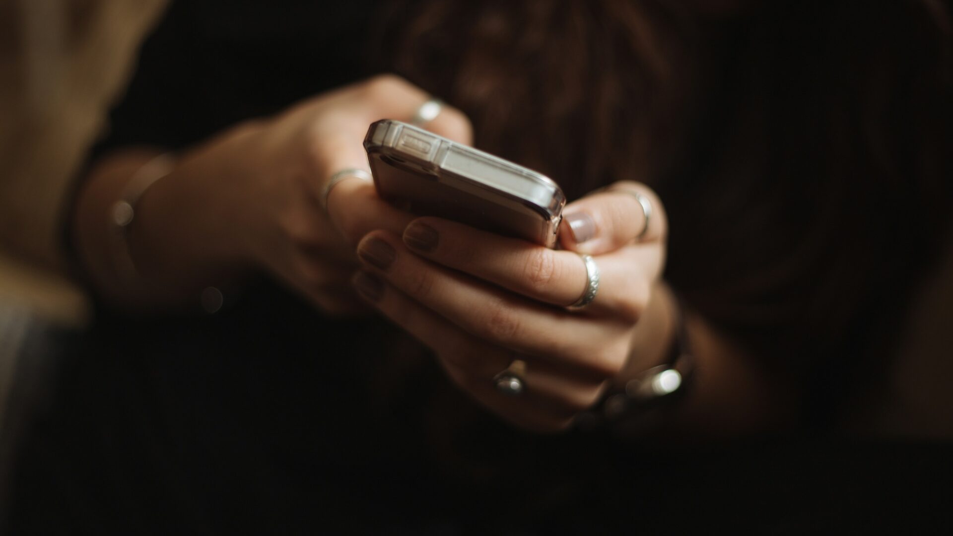 A person texts with a chatbot on their smartphone, illustrating AI lead nurturing in practice