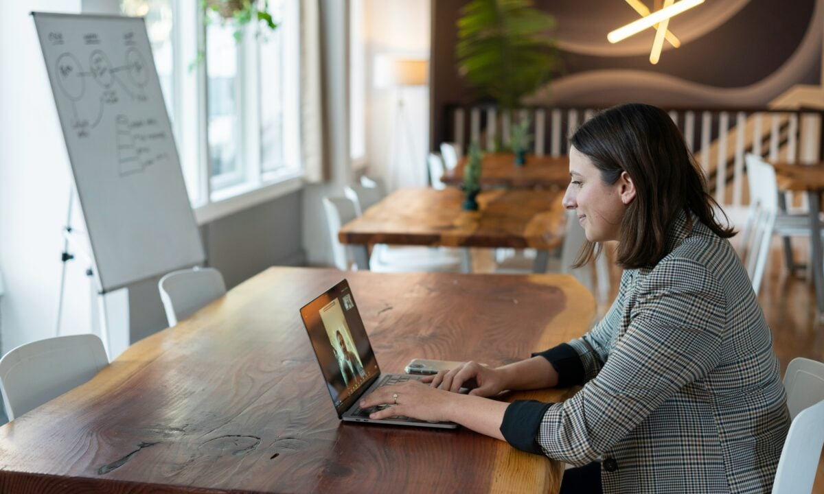 real estate agent works on her computer with the benefit of an AI social media assistant